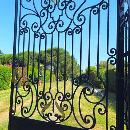 Domaine Du Lagon Bleu Pansiyon Comps (Gard)